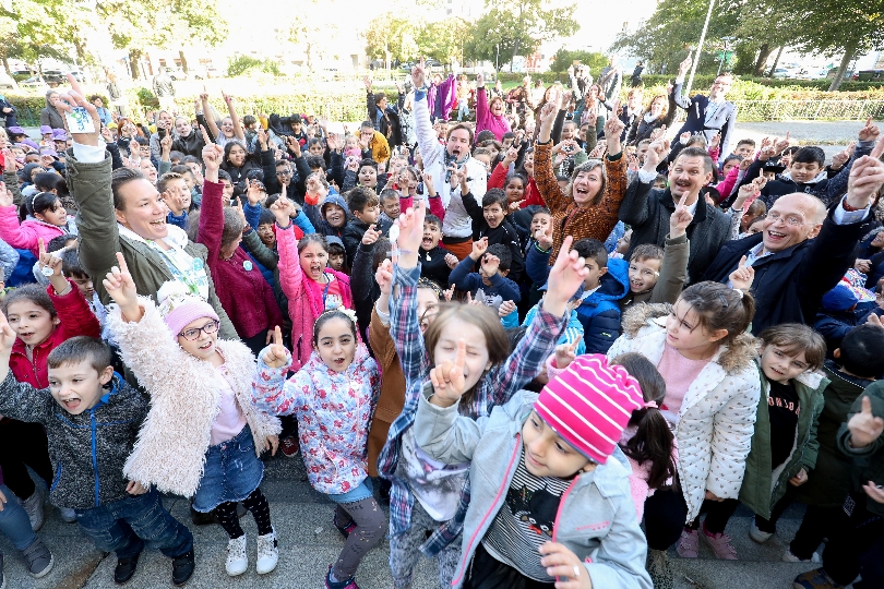 Frau Vizebürgermeisterin Hebein und Herr Bezirksvorsteher Franz mit Kindern beim Kick-Off zum Bewegungs- und Klimaspiel am 11. Oktober 2019 im Antonspark.