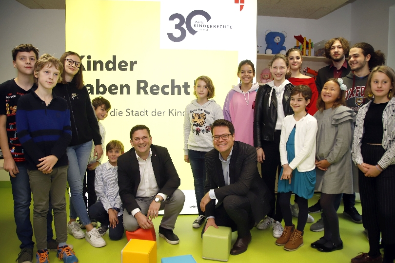 Bildungsstadtrat Jürgen Czernohorszky und Bezirksvorsteher Wilfried Zankl feiern mit Kindern „30 Jahre Kinderrechte“ im Familienzentrum Darnautgasse.