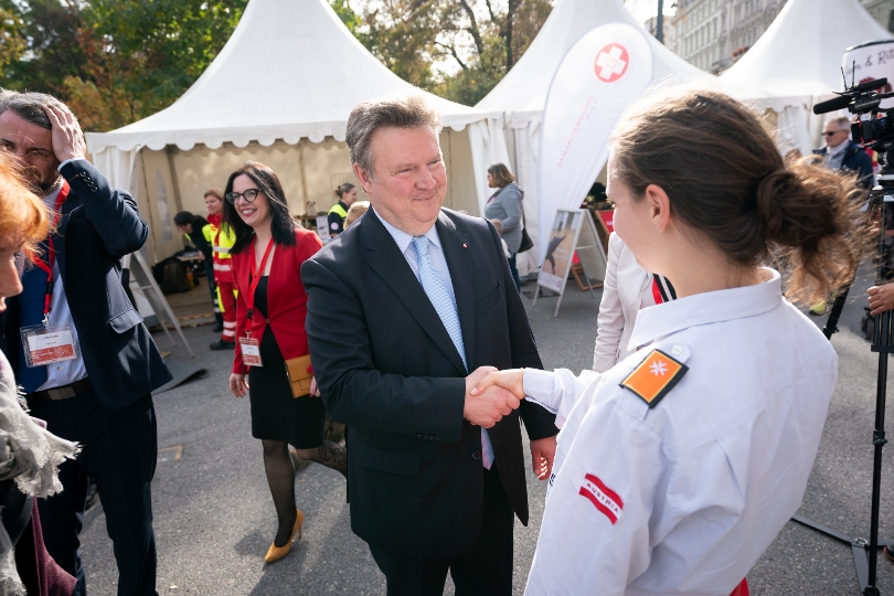 Bürgermeister Michael Ludwig besucht Hilfs- und Einsatzorganisationen am Rathausplatz beim Wiener Sicherheitsfest 2019.