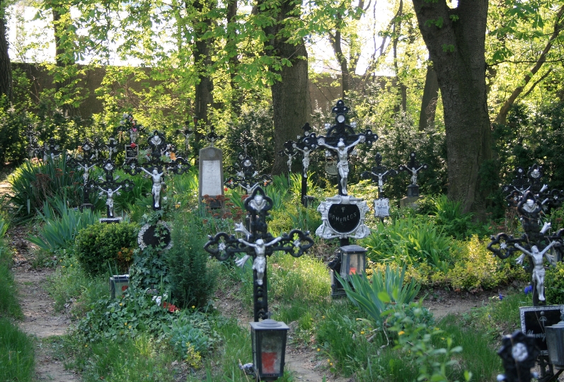 Am ersten Sonntags nach Allerseelen wird jedes Jahr der Opfer der Donau und der Toten auf dem Friedhof der Namenlosen gedacht.