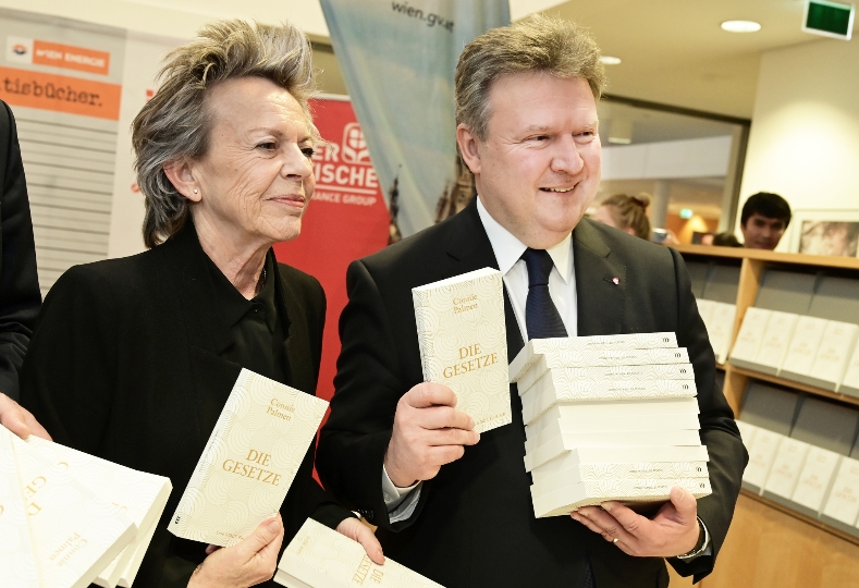 Wiens Bürgermeister Michael Ludwig und Autorin des diesjährigen Gratis-Buchs, Connie Palmen, verteilten die ersten Exemplare des Gratis-Buchs „Die Gesetze“ an Wiener Lese-Fans.