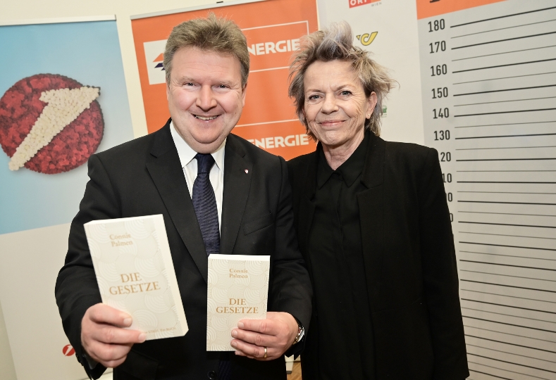 Wiens Bürgermeister Michael Ludwig und Autorin des diesjährigen Gratis-Buchs, Connie Palmen, verteilten die ersten Exemplare des Gratis-Buchs „Die Gesetze“ an Wiener Lese-Fans.