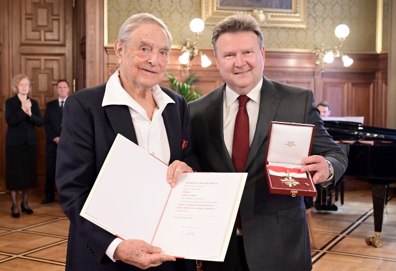 Wiens Landeshauptmann und Bürgermeister Michael Ludwig hat heute, Donnerstag, dem Investor und Philanthropen George Soros das Große Goldene Ehrenzeichen für Verdienste um das Land Wien überreicht.
