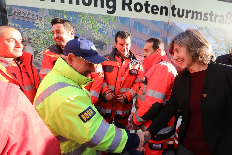 Frau Vizebürgermeisterin Birgit Hebein dankt den Arbeitern für die gute Arbeit auf der Rotenturmstraße am 14. November 2019.