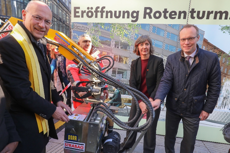 Frau Vizebürgermeisterin Birigt Hebein mit Herrn Dompfarrer Toni Faber und Herrn Standortanwalt Alexander Biach bei der Eröffnung der Rotenturmstraße am 14. November 2019.