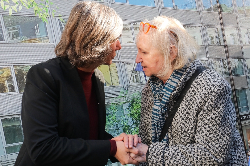 Frau Vizebürgermeisterin Birigt Hebein unterhält sich mit einer Besucherin der Eröffnungsfeier der Rotenturmstraße am 14. November 2019.