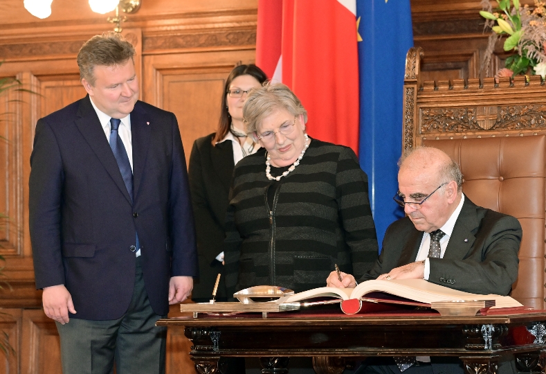 Der Präsident der Republik Malta, George Vella, hat sich heute, Mittwoch, ins Goldene Buch der Stadt Wien eingetragen. Der Präsident wurde von Wiens Bürgermeister Michael Ludwig im Rathaus empfangen.