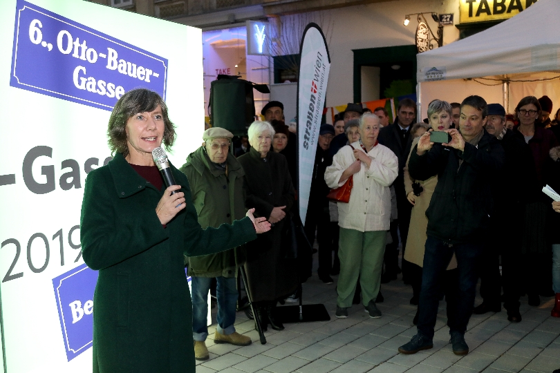 Frau Vizebürgermeisterin Birgit Hebein während ihrer Ansprache bei der Eröffnungsfeier der Begegnungszone Otto-Bauer-Gasse am 18. November 2019.