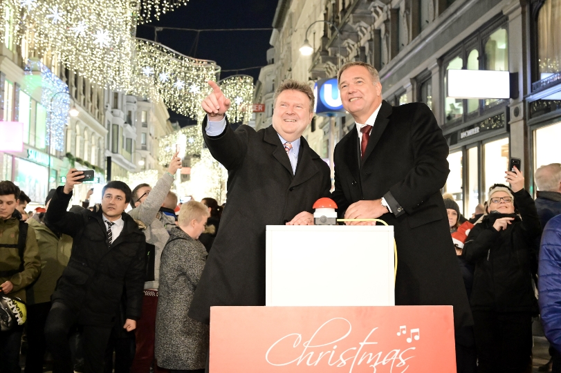 33 Wiener Einkaufsstraßen und Einkaufsgebiete wurden heuer wieder festlich beleuchtet. Feierliche Eröffnung durch Bürgermeister Michael Ludwig und WK Wien-Präsident Walter Ruck am 22. November.