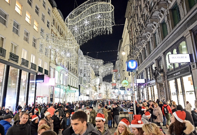 33 Wiener Einkaufsstraßen und Einkaufsgebiete wurden heuer wieder festlich beleuchtet. Großes Chorkonzert #singalongvienna mit bekannten Weihnachtsliedern zum Mitsingen in der Wiener Innenstadt sorgte für eine adventliche Klangwolke.