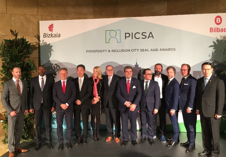Wiens Landtagspräsident Ernst Woller (3.v.l.) mit Vertreterinnen und Vertretern der anderen Preisträgerstädte. Die PICSA-Auszeichnungen wurden am letzten Novemberwochenende im spanischen Bilbao überreicht.