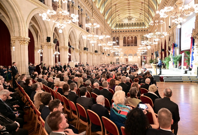 voller Festsaal im Wiener Rathaus bei der Festveranstaltung