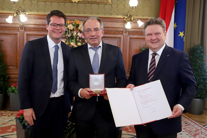 Bürgermeister Michael Ludwig ()re. und Stadtrat Jürgen Czernohorszky (li.) überreichen das Goldene Ehrenzeichen für Verdienste um das Land Wien an Bezirksvorsteher a.D. Leopold Plasch.