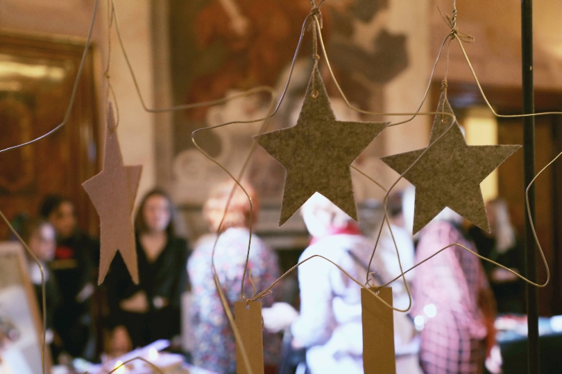 Am 6. Dezember verwandelt die Modeschule Hetzendorf die Prunkräume des Schlosses wieder in den traditionellen "Weihnachtbazaar" mit exklusiven, handgefertigten Produkten.