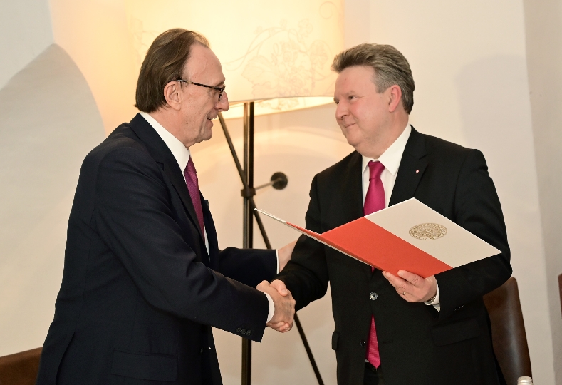 Bürgermeister Michael Ludwig (rechts) überreicht Hans Schmid das Goldene Ehrenzeichen für Verdienste um das Land Wien.