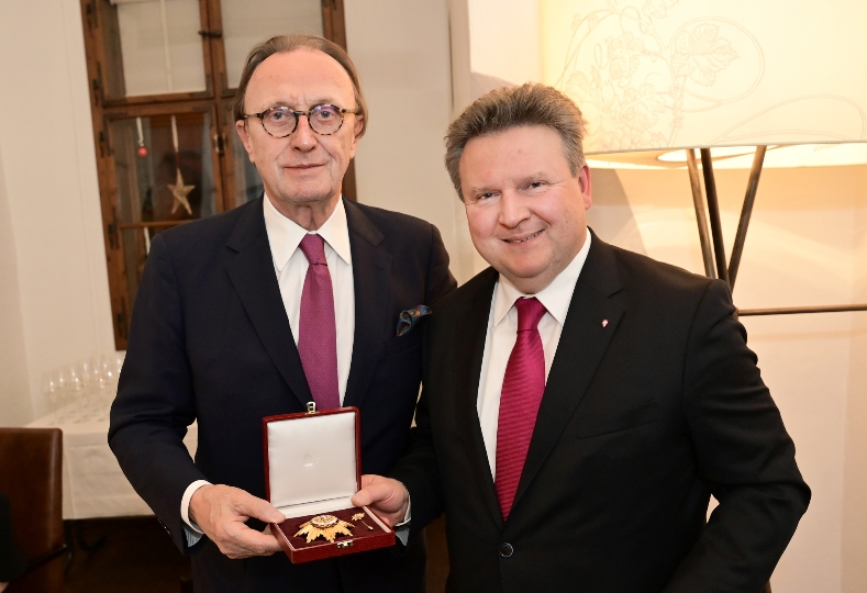 Bürgermeister Michael Ludwig (rechts) überreicht Hans Schmid das Goldene Ehrenzeichen für Verdienste um das Land Wien.