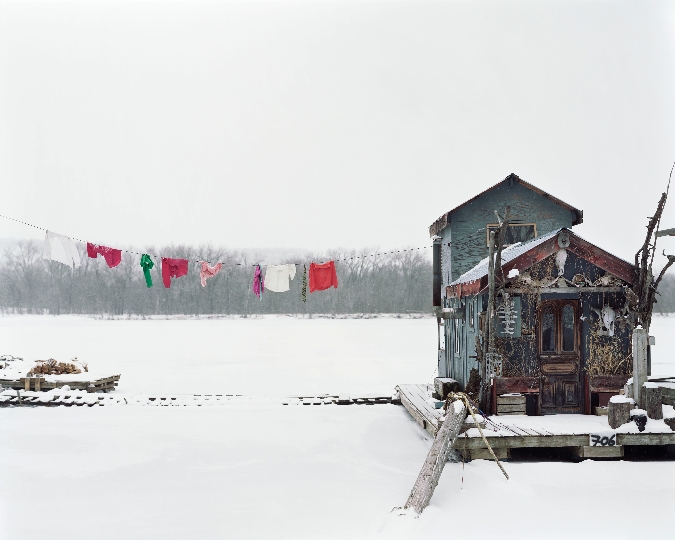 Abbildung eines Motivs von Foto-Künstler Alec Soth: Peter's houseboat. Sleeping by the Mississippi. USA. Winona, Minnesota. 2002.