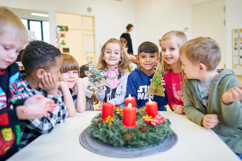 Die Kinder im Kindergarten am Bildungscampus Seestadt Aspern nutzen viele unterschiedliche Materialen, um Weihnachtsdekoration herzustellen.
