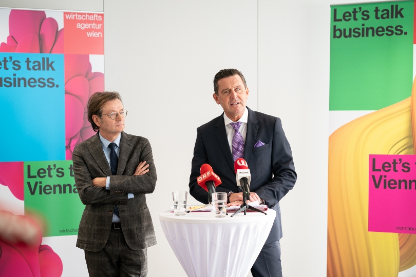 StR Peter Hanke und Gerhard Hirczi präsentieren die neue Wirtschaftsoffensive