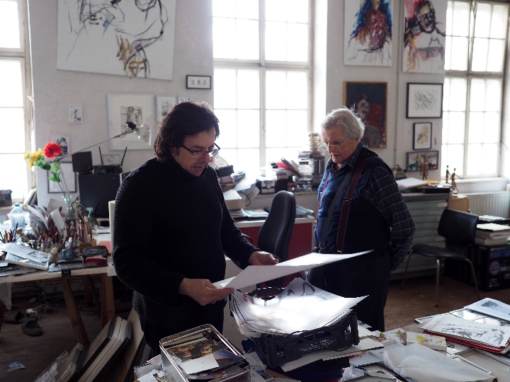 Herwig Zens gemeinsam mit Faek Rasul, dem künstlerischen Leiter der kleinen galerie, in seinem Atelier.