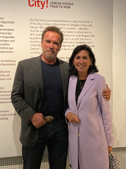 Arnold Schwarzenegger mit Direktorin Danielle Spera