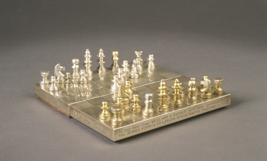 Ein Schachspiel aus dem Jahr 1947, gestiftet von der "jewish Youth Saalfelden"