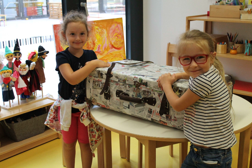 Die Kinder am Bildungscampus Aspern restaurieren gemeinsam ihren „Welt-Koffer“ als Symbol für Reisen, andere Länder und Sprachen.