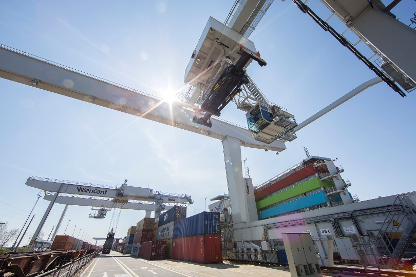 Ein Kran am Containerterminal im Hafen Wien - Der Hafen bleibt trotz der Maßnahmen zur Einschränkung des Coronavirus weiter in Betrieb.