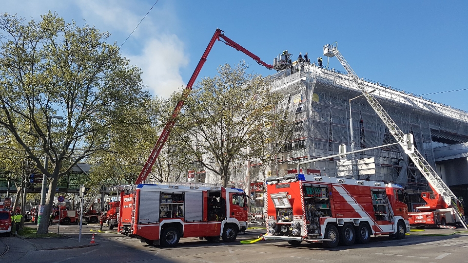 Am Montag, dem 20. April 2020, hatte die Berufsfeuerwehr Wien mehr als 160 Einsatzkräfte und 40 Fahrzeuge im Einsatz, um einen Dachbrand am "Donauzentrum" zu löschen.