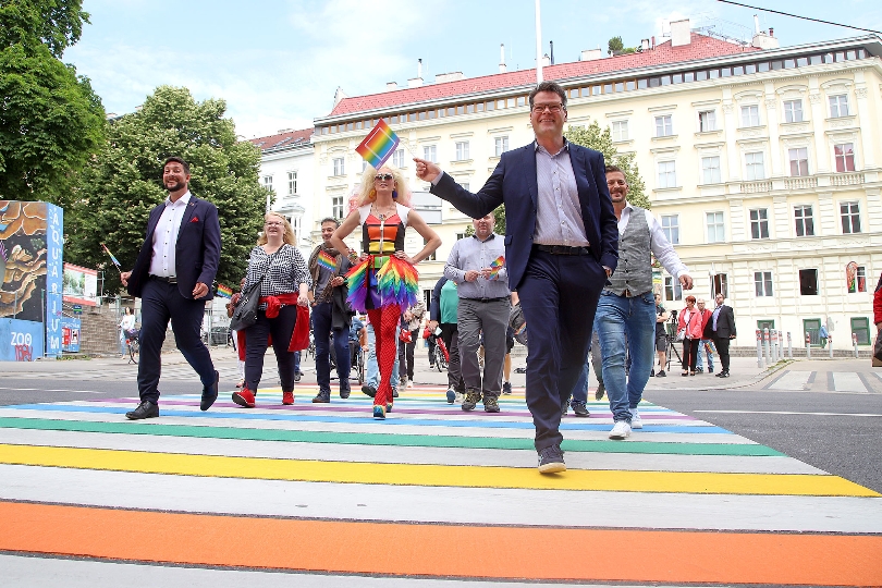 Bezirksvorsteher Markus Rumelhart (vorne links) und Stadtrat Jürgen Czernohorszky (vorne rechts) haben den neuen Regenbogenschutzweg auf der Gumpendorfer Straße eingeweiht.