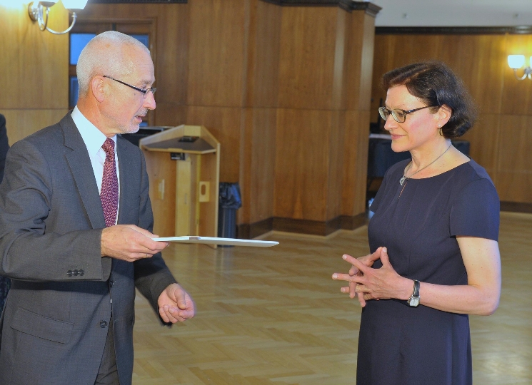 Magistratsdirektor Dr. Erich Hechtner überreicht das Bestellungsdekret an Mag.a Andrea Ungerboeck