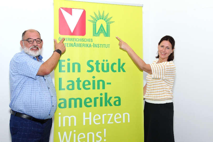 Herbert Schweiger, Geschäftsführer der Wiener Volkshochschulen und Andrea Eberl, Leiterin des Österreichischen Lateinamerika-Instituts präsentieren das neue Logo.