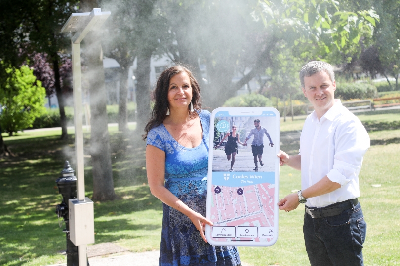 Umweltstadträtin Ulli Sima und Paul Hellmeier, stellvertretende Chef der MA 31-Wiener Wasser präsentierten im Sigmund-Freud-Park die neue App „cooles Wien“.