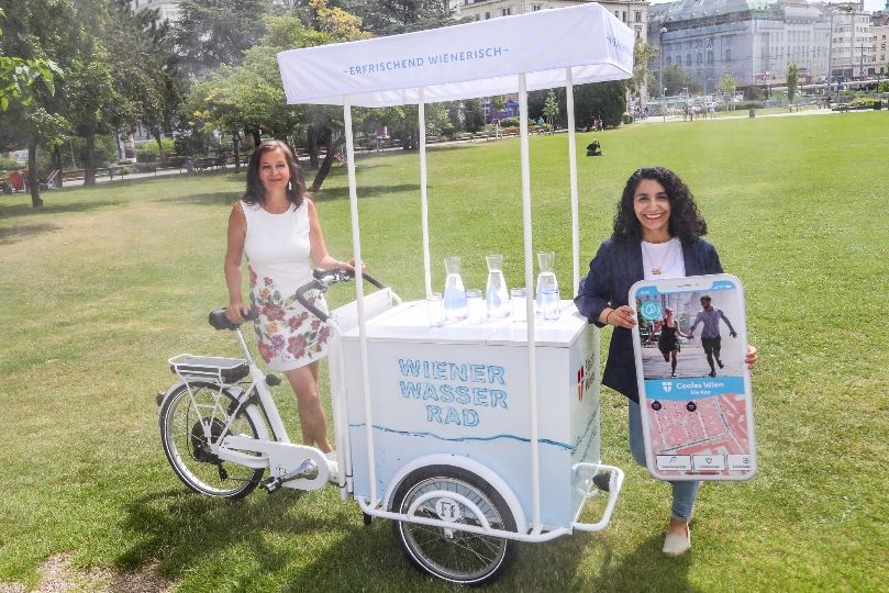 Umweltstadträtin Ulli Sima und Bezirksvorsteherin Saya Ahmad präsentierten im Sigmund-Freud-Park die neue App „cooles Wien“.