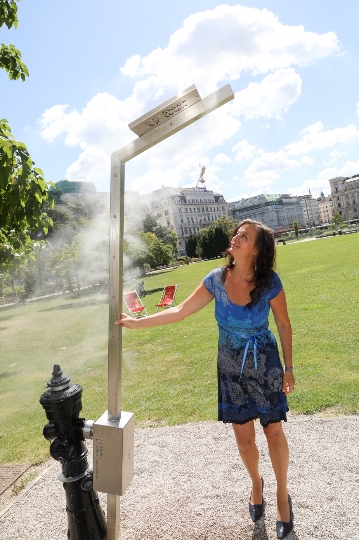 Umweltstadträtin Ulli Sima im Sigmund-Freud-Park unter einem Sommerspritzer