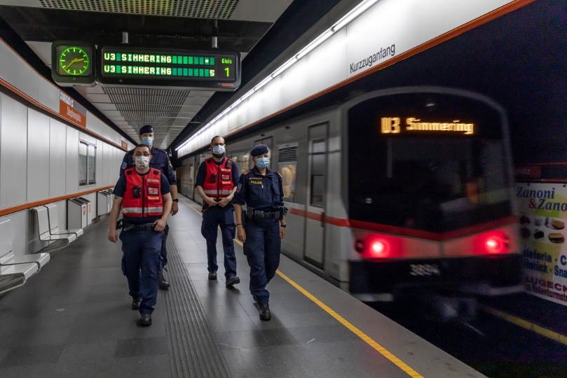 Der Sicherheitsdienst der Wiener Linien gemeinsam mit Polizisten der Wiener Polizei auf einem U-Bahnsteig.