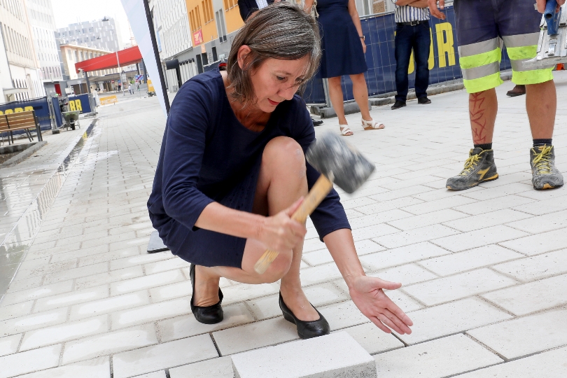 Vizebürgermeisterin Birgit Hebein bei der Schlusssteinlegung in der Coolen Straße Plus Pelzgasse