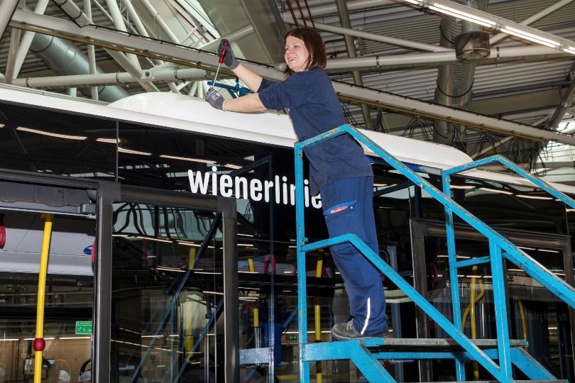 Eine Mitarbeiterin der Wiener Linien in der Werkstatt