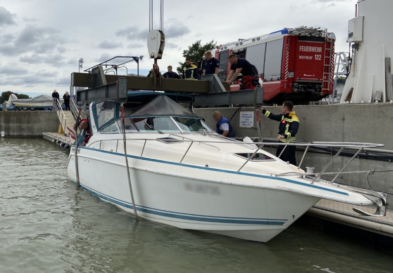 Bergung eines Bootes im Yachthafen Marina Wien durch die Berufsfeuerwehr Wien