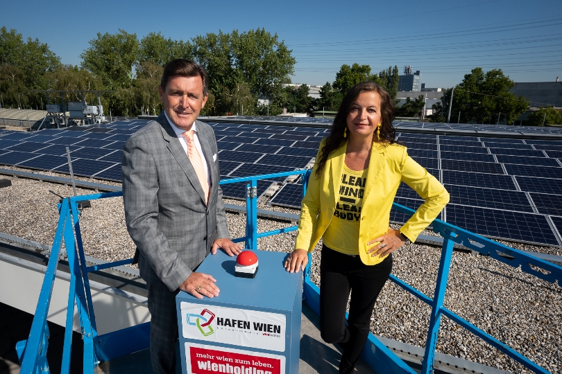 Wirtschaftsstadtrat Peter Hanke und Umweltstadträtin Ulli Sima bei der Inbetriebnahme der Photovoltaikanlage im Hafen Wien-Areal HQ7