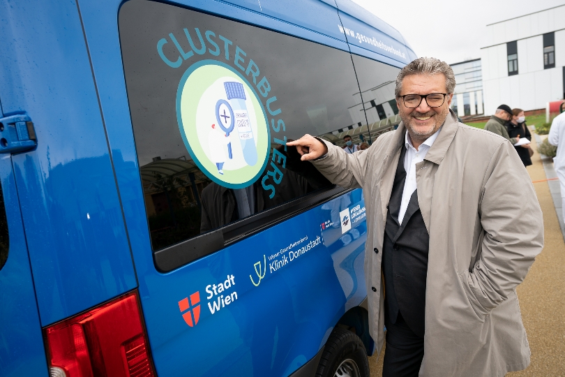 Gesundheitsstadtrat Peter Hacker mit dem Cluster-Buster-Bus für mobile Corona-Schelltest an Schulen.