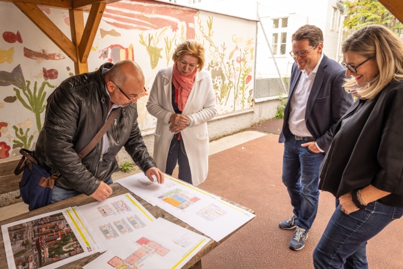 Stadtrat Jürgen Czernohorszky und Bezirksvorsteherin Ilse Pfeffer bei der Präsentation der Umbau-Pläne in der Kindermanngasse.
