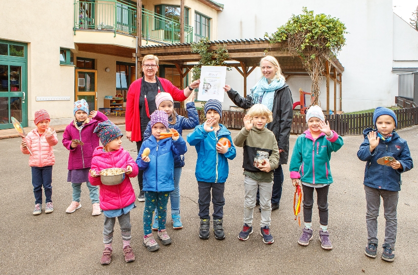 Die Kinder des Kindergartens Dornbacher Straße freuen sich über die Auszeichnung.