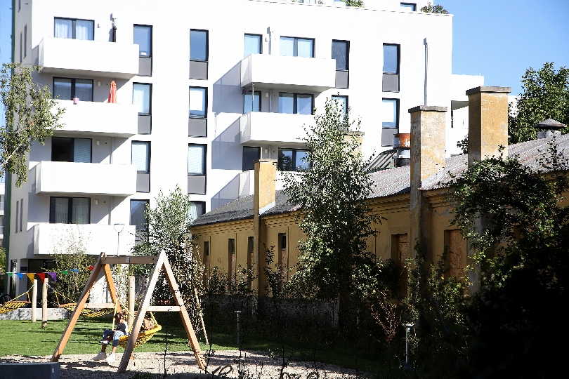 Der Mix aus denkmalgeschützten Gebäuden, Neubauten und alten Baumalleen verleiht Neu Leopoldau ein besonderes Flair. Etwa ein Drittel der mehr als 1.200 neuen Wohnungen insgesamt - rund 1.000 davon gefördert - wurden bereits fertiggestellt.