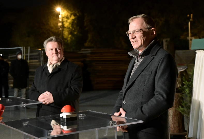 Bürgermeister Michael Ludwig und Landeshauptmann Thomas Stelzer bei der Illuminierung des Weihnachtsbaumes am Rathausplatz