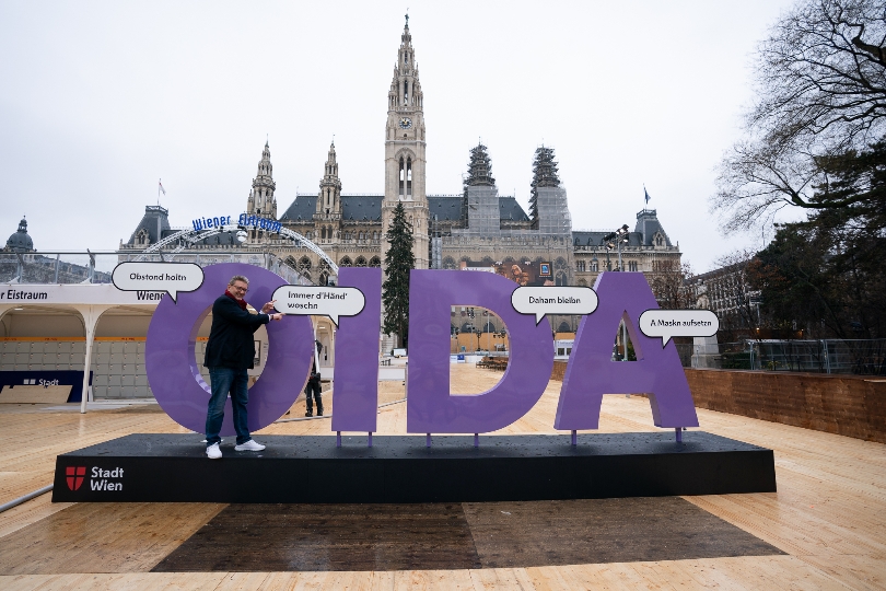 Stadtrat Peter Hacker mit der OIDA Tafel am Wiener Eistraum
