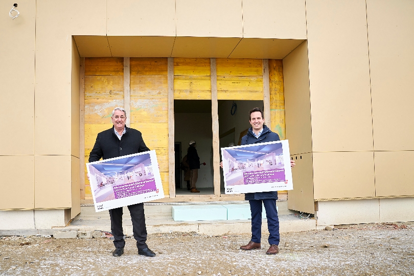 v.l.n.r. Bezirksvorsteher Ernst Nevrivy und Vizebürgermeister Wiederkehr besuchen die Baustelle der neuen Bücherei in der Seestadt.