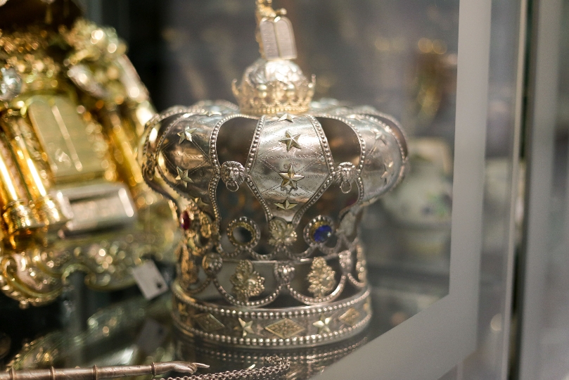 Eine Tora Krone aus der Sammlung des Jüdischen Museums Wien.