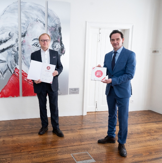 Gerhard Vitek (Direktor Mozarthaus Vienna, li.) und Kurt Gollowitzer (Geschäftsführer Wien Holding) bei der Verleihung des Österreichischen Museumsgütesiegels