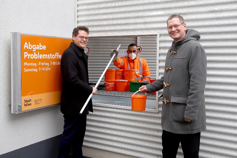 Klimastadtrat Jürgen Czernohorszky und Bezirkschef Georg Papai bei der neuen Abgabestelle am Schlingermarkt.